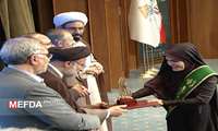 اعطای جایزه البرز به دانشجوی نمونه دانشکده پرستاری و مامایی