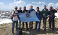 دانشجویان پرچم دانشگاه را بر فراز قله توچال به اهتزاز درآوردند